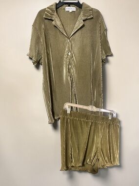 Waverles Pleated 2 Piece Lounge Set Olive Gold Womens Large Quiet Luxury